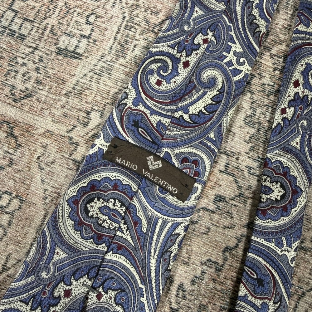 Mario Valentino Mens Blue Paisley Silk Necktie Made In USA Italian Silk 0968